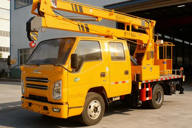 Keskikokoinen nivelletty työtrukki